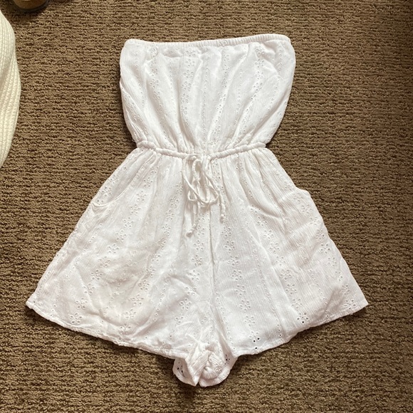 White lace Hollister romper - Picture 1 of 3